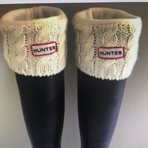 Hunter rain boot moss cable cuff wellie socks.